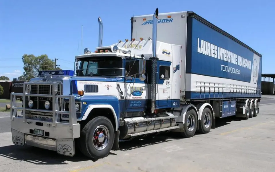 Tại sao xe tải nội địa không hướng ống xả lên trên?